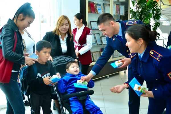 &laquo;Шымкент-Цирк&raquo; пен қалалық полиция департаменті балаларға қайырымдылық қойылым ұсынды