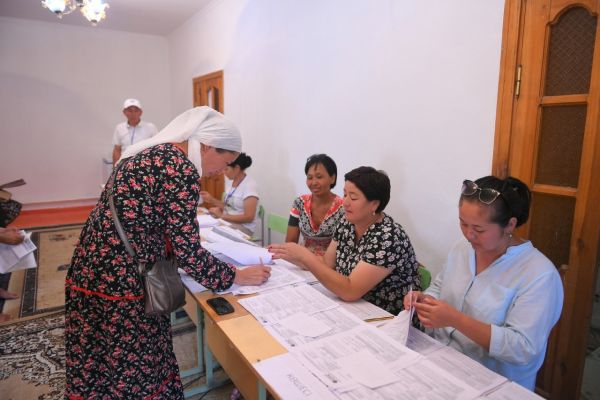 Арыс қаласының тұрғындарына 100 мың теңгені алу үшін банк карточкалары таратыла бастады