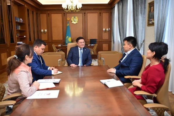 Шымкент қаласының әкімі Ерлан Айтаханов &laquo;Айқын&raquo; газетінің бас редакторын қабылдады