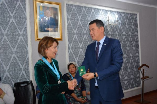 Түркістан облысы: Шарадара ауданының әкімі көпбалалы аналарды марапаттады