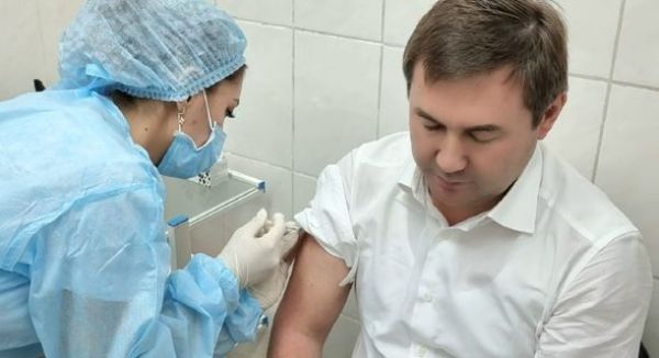 ГЛАВА ГОРОДА ПОЛУЧИЛ ПРИВИВКУ ОТ КОРОНАВИРУСА