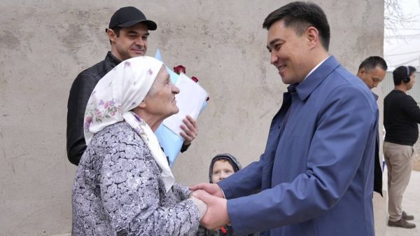 ШЫМКЕНТ: ГАБИТ СЫЗДЫКБЕКОВ ВРУЧИЛ КЛЮЧИ ОТ ДОМА ПЕНСИОНЕРКЕ, ПОСТРАДАВШЕЙ ОТ ЗАТОПЛЕНИЯ КАНАЛИЗАЦИЕЙ