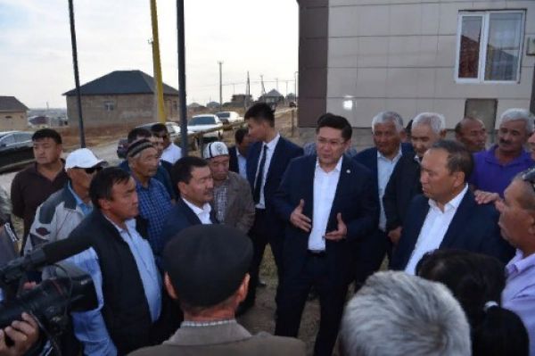 Шымкент: Ерлан Айтаханов &laquo;Тұран&raquo; шағынауданындағы әлеуметтік мәселелер түбегейлі шешілетіндігін айтты