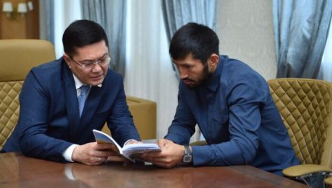 Шымкент: Қала әкімі ережесіз жекпе-жек шебері Арман Оспановты қабылдады
