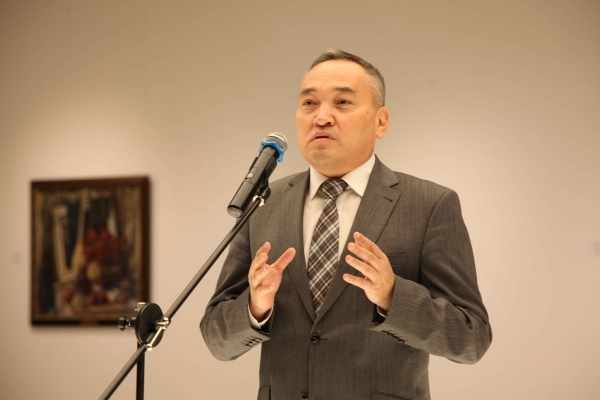ДАРХАН МЫҢБАЙДЫҢ МҰХАМЕДИҰЛЫНАН НЕСІ КЕМ?