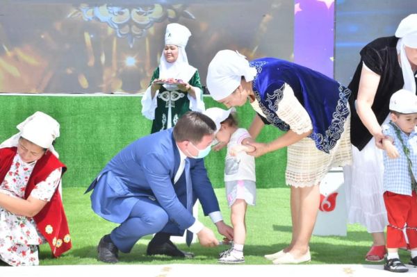 В Шымкенте для 30 детей провели обряд «Тұсау кесер»