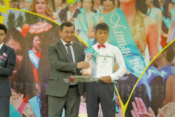 Түркістан облысы: Мақтаарал ауданында "Алтын белгі" және "Үздік аттестат" иегерлері марапатталды