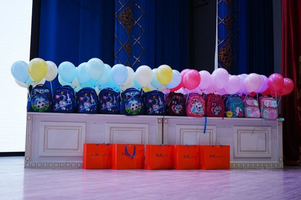 Дорога в школу: Более 70 школьников получили  школьные принадлежности