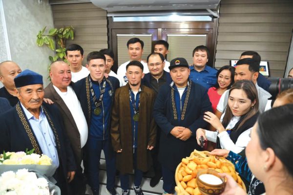 Земляки встретили чемпионов