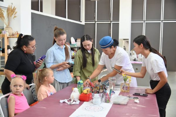 Shymkent Creative Hub: мастер-класс по использованию эпоксидной смолы для изготовления ювелирных изделий