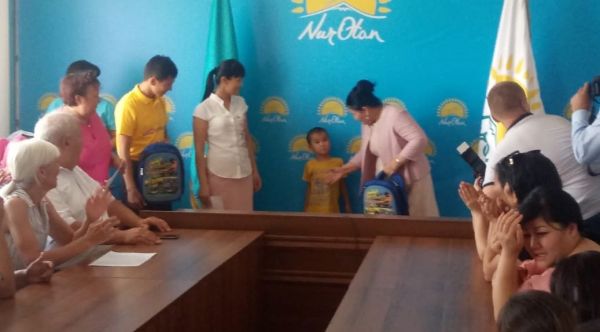 Түркістанда &laquo;Мектепке жол&raquo; акциясы аясында балаларға оқу құралдары табысталды